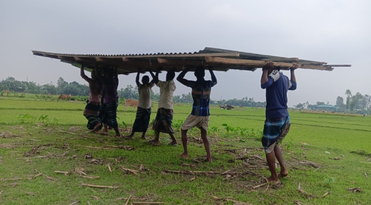 ব্রহ্মপুত্রে ভাঙন, আতঙ্কে ঘরবাড়ি সরিয়ে নিয়েছে ৫০ পরিবার